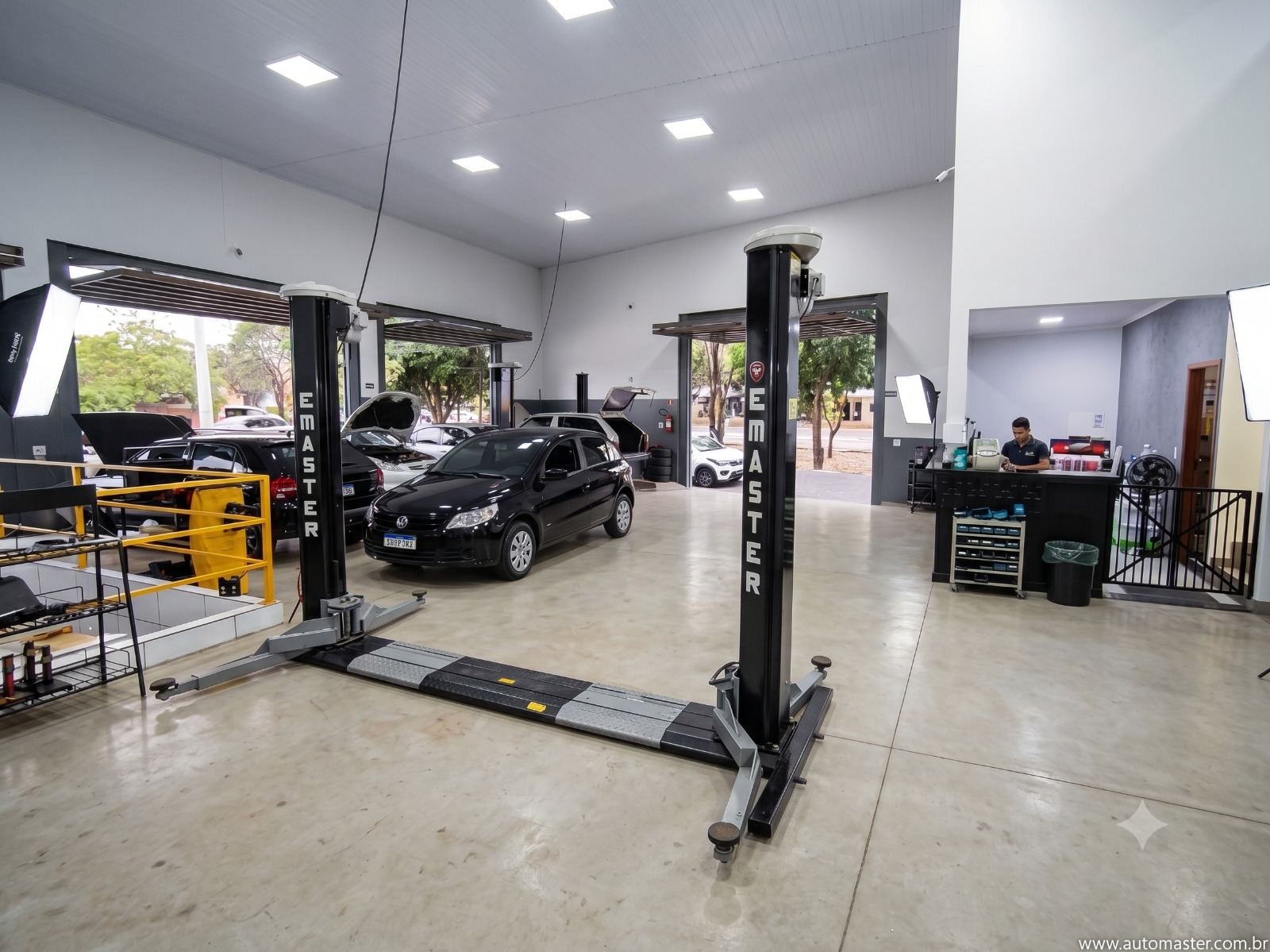 Estrutura da oficina mecânica equipada com elevadores EMASTER para suspensão e freios